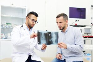 NOS MÉDECINS DE TOUTES SPÉCIALISTES SONT CHOISIS PARMIS LES PLUS COMPÉTENTS INTERNATIONAL MEDICAL SERVICE AGENCY